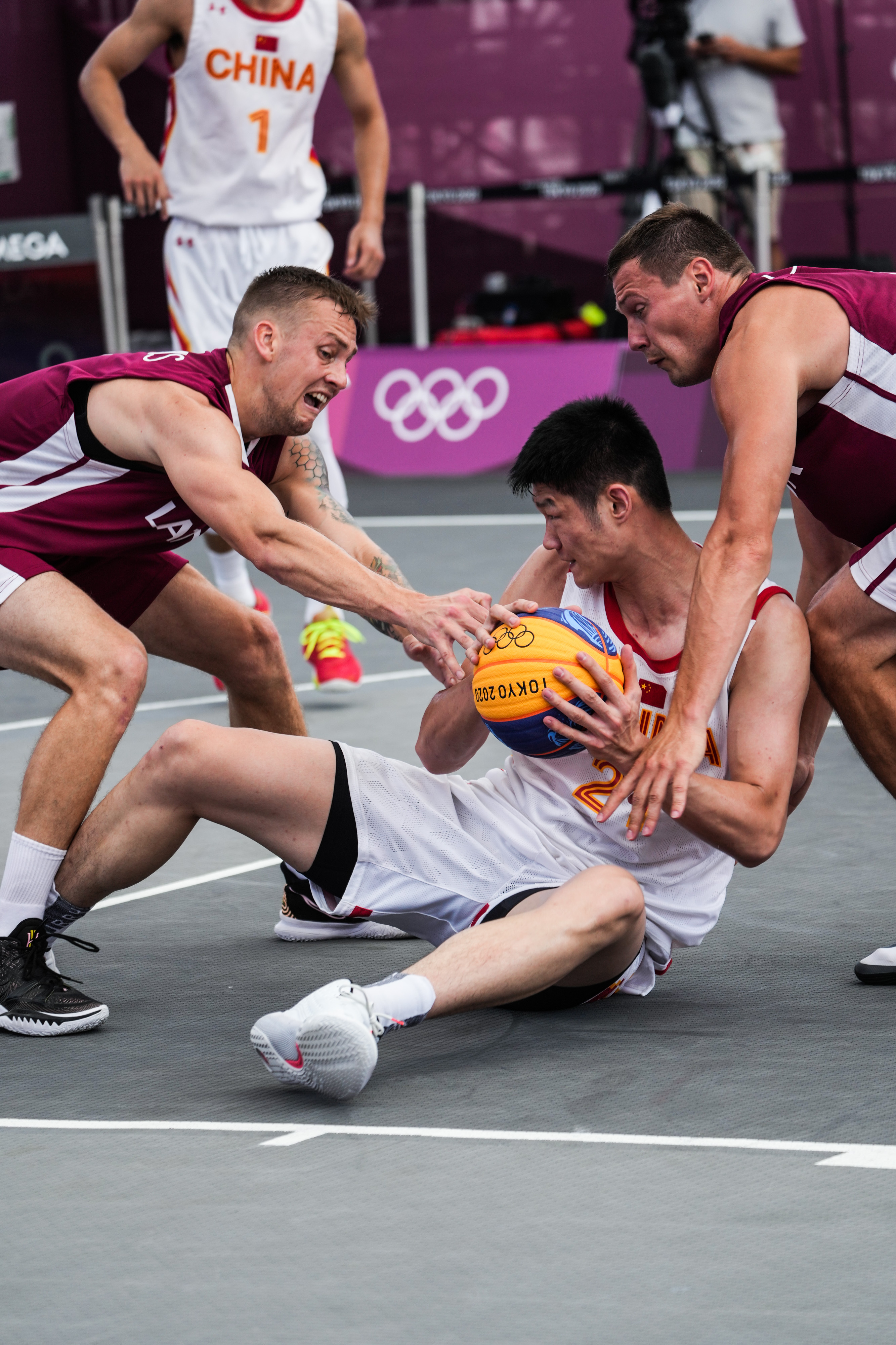 球员们展现出高超的篮球运球技术 球员们展现出高超的篮球运球技术