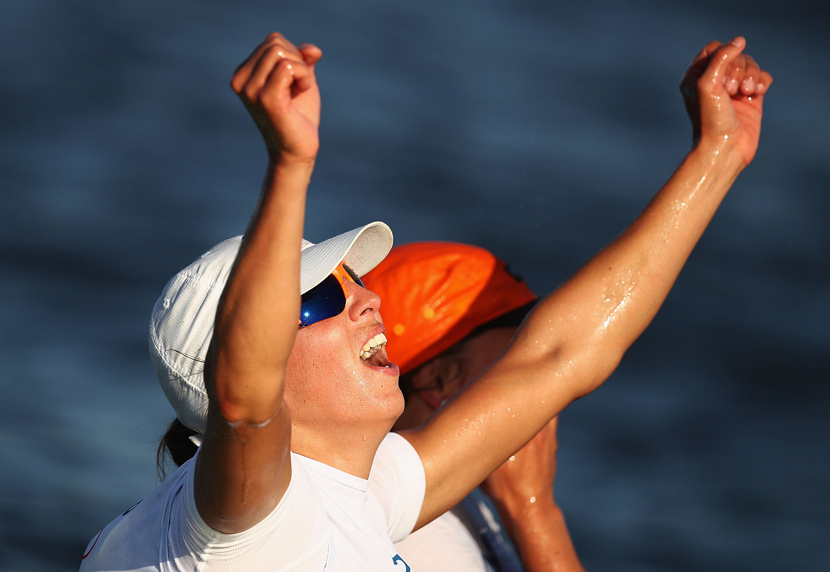 西班牙运动员在游泳比赛中突破自己