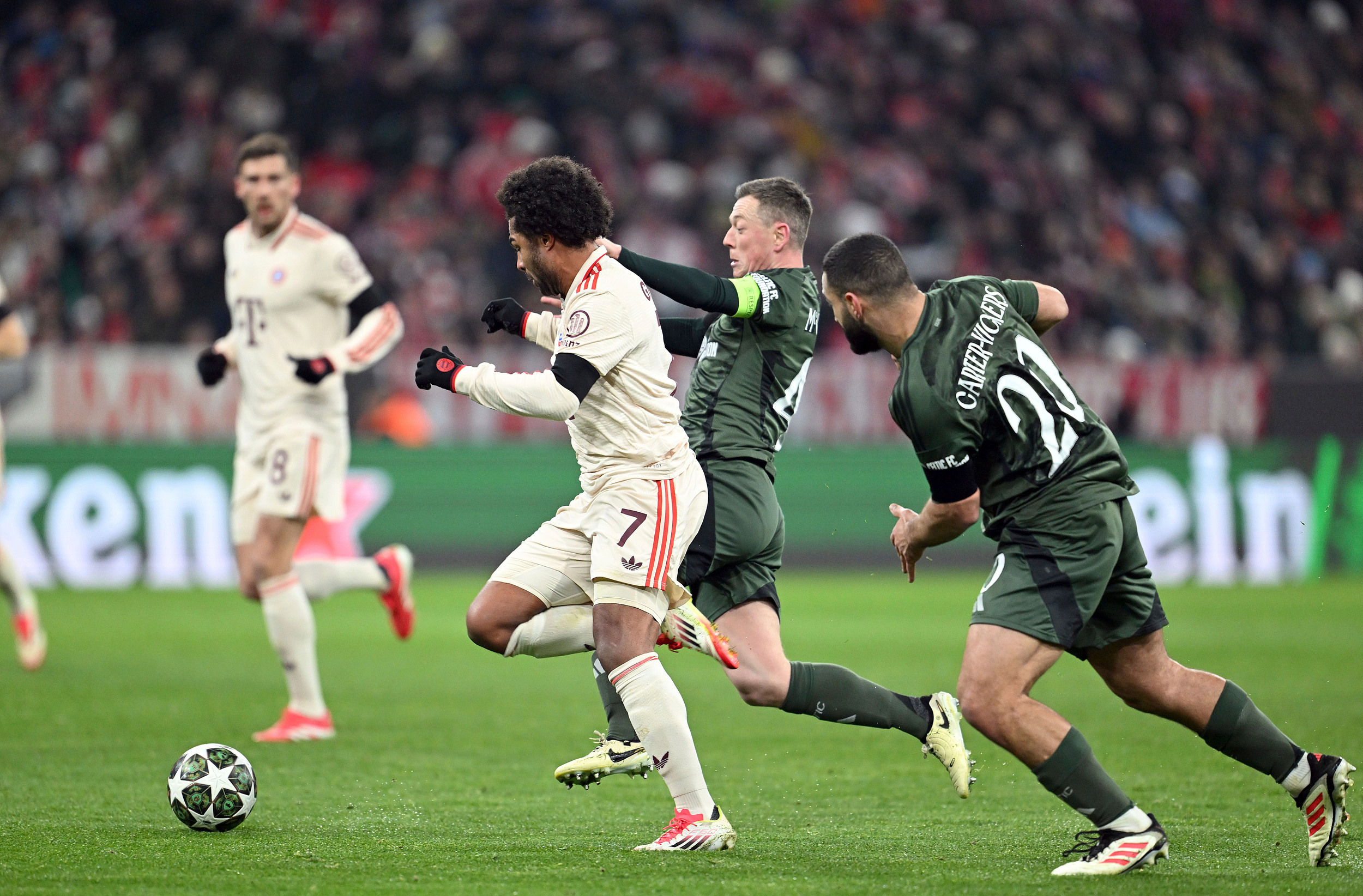 阿拉维斯中场送出绝杀,帮助球队夺得胜利 阿拉维斯中场送出绝杀,帮助球队夺得胜利