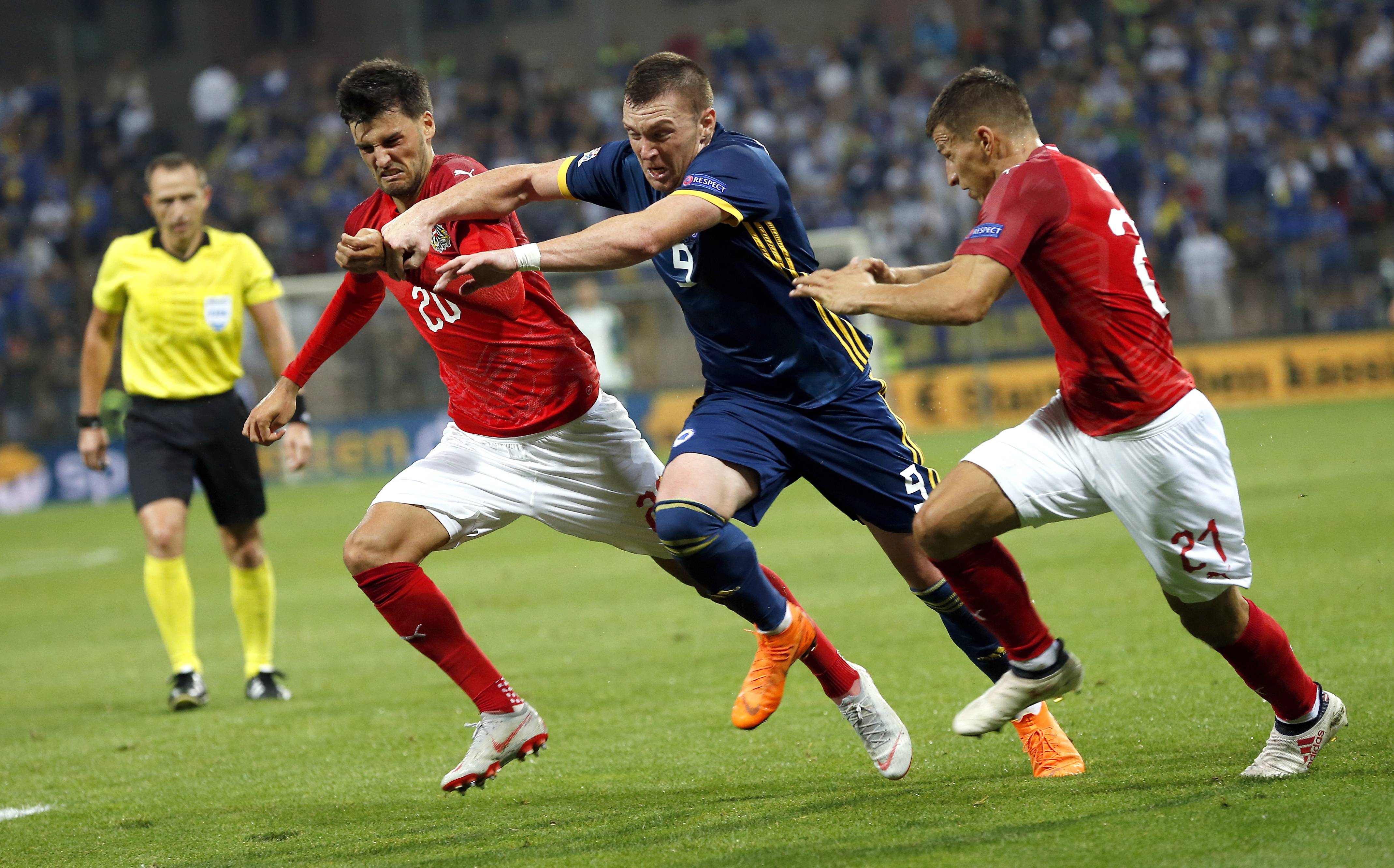 现场气氛热烈,足球赛事成为焦点热议 现场气氛热烈,足球赛事成为焦点热议