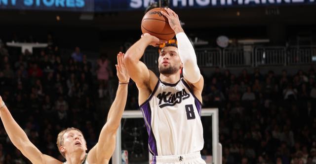 猛龙横扫雄鹿，拉文统治全场